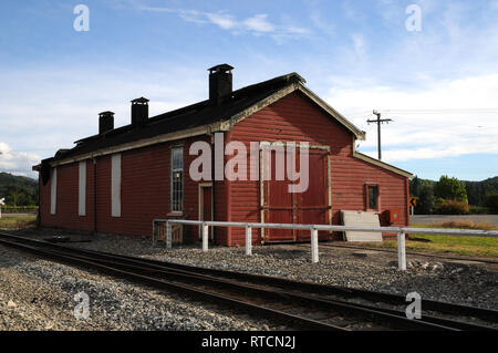 Die alte Eisenbahn bei Reefton Schuppen. Es war für die Misland Bahn über 1892. Es wurde ursprünglich an Taipoiti und 1907 nach Reefton verschoben. Stockfoto