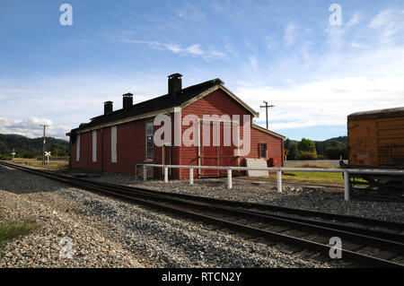 Die alte Eisenbahn bei Reefton Schuppen. Es war für die Misland Bahn über 1892. Es wurde ursprünglich an Taipoiti und 1907 nach Reefton verschoben. Stockfoto