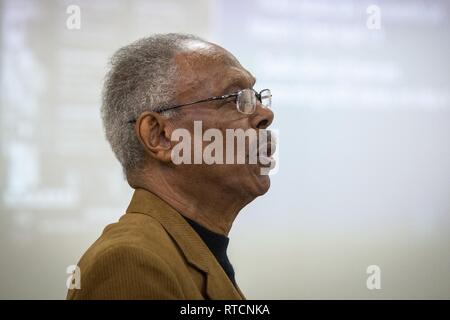 John R. Medley, Archivar und 1954 Absolvent der manuellen Ausbildung und industrielle Schule, in Bordentown, N.J., beschreibt seine Erfahrungen als Student an der Schule während des Black History Month Feier der New Jersey Nationalgarde an der gemeinsamen militärischen und Family Assistance Center in Bordentown, 14.02.2019. Einhaltung der diesjährigen enthalten Präsentationen von Medley und Dr. Connie Goddard auf der alle schwarzen Schule, die oft als die Tuskegee des Nordens, die im Jahre 1886 gegründet und 1955 geschlossen. Es wurde ein Nationales Historisches Wahrzeichen am Jan. 5, 1998. Black History Month re Stockfoto