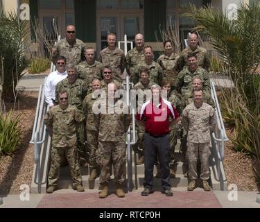 Us-Militär allgemein und flag Offiziere der US-Armee, Marine Corps, Navy und Air Force posieren für ein Gruppenfoto bei einem Besuch in Camp Lemonnier, Djibouti, 14.02.2019, als Teil der Schlußstein militärische Führung Programm. Capstone ist eine gemeinsame-Service professionelle militärische Ausbildung Kurs für Neu-gefördert Brigadier Generäle und Admiräle hinten in das US-Militär zu dienen. Stockfoto