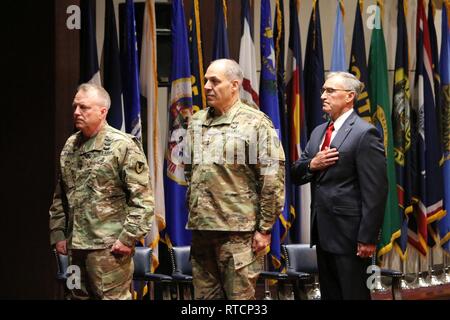 Generalmajor Doug Gabram (links), Befehlshaber der US-Army Aviation und Missile Command, General Gus Perna, Kommandant der Armee Materiel Command und William Marriott, AMCOM stellvertretender Kommandierender General, Ehren während dem Spielen der Nationalhymne rendern. Gabram Befehl verzichtet während einer Zeremonie, Donnerstag. Marriott dient als der AMCOM Executive Director, bis der neue Kommandant Berichte. Gabram übernahm sein Amt als Direktor der Test an der Missile Defense Agency, Dienstag. Stockfoto