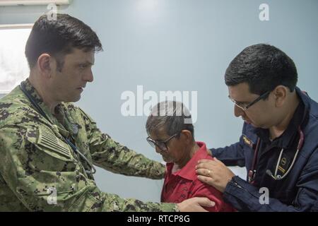 CALAMA, Brasilien (Feb. 14, 2019) Lt.Cmdr. Robert Lennon und brasilianischen Marine 1. Lt Gilvan Martins einen Patienten untersuchen im Benjamin Silva-Calama Klinik in Calama, Brasilien, 24.02.14. Der Besuch markiert den dritten Anschlag eines einmonatigen Mission von vier US-Marine ärzten und ihren brasilianischen Marine Gegenstücke an Bord der brasilianischen Marine Oswaldo Cruz-Klasse Krankenhaus Schiff NAsH Carlos Chagas (U 19) medizinische Fachkenntnisse auszutauschen und medizinische Versorgung zu isolierten Gemeinden entlang des Amazonas zu bringen. Stockfoto