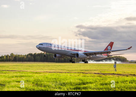 Das Flugzeug landet. Airbus A330-300. Offizielle Sommer spotting am Flughafen Pulkowo am 15 August, 2018, Russland, St. Petersburg Pulkovo Stockfoto