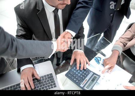 Handshake über den Tisch der finanziellen Partner Stockfoto