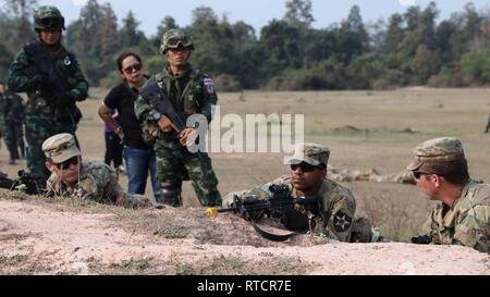 Us-Soldaten aus C Company, 5 Bataillon 20. Infanterie Regiment zeigen reagieren Schlacht Drill-down Techniken für Ihre Royal Thai Army Gegenstücke zu als Teil des Feldes Training übung für Cobra Gold 2019 Kontakt. Übung Cobra Gold erhöht Zusammenarbeit, Interoperabilität und Zusammenarbeit mit Thailand und anderen Partnerstaaten, um wirksame Lösungen für gemeinsame Herausforderungen zu erreichen. Stockfoto