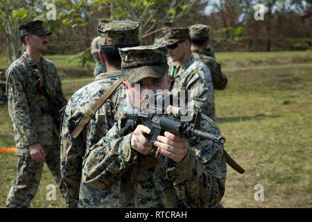 Lance Cpl. Cody J. Brandenburg Beiträge hinten Sicherheit während einer Demonstration von Zimmer clearing Verfahren, Übung Cobra Gold 19, Camp Ban Chan Khrem, Khao Khitchakut Bezirk, Thailand, Jan. 15, 2019. Übung Cobra Gold zeigt das Engagement des Königreichs Thailand und den Vereinigten Staaten zu unseren langjährigen Allianz, fördert regionale Partnerschaften und Vorschüsse Sicherheitszusammenarbeit im Indo-pazifischen Region. Brandenburg, ein Eingeborener von St. Louis und ein rifleman mit Bataillon Landung Team, 1.BATAILLON, 4 Marines, graduierte Parkwest High School im Mai 2016, bevor er im April 2017 Stockfoto