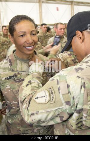 CAMP BUEHRING, Kuwait - Armee Maj Ayodele Famodu, ein Judge Advocate General Corps Rechtsanwalt zu 34 Red Bull Infanterie der Minnesota Army National Guard Division, war die Air Assault Badge an Tag 10 der Air Assault Schule Klasse 301-19, Februar 15, 2019, am Lager Buehring, Kuwait ausgezeichnet. Soldaten, die derzeit im Bereich US-Army Central von Operationen dienen erwarb die Air Assault Badge nach der Entwicklung zusätzliche Fähigkeiten, einschließlich der beweglichen Ausrüstung und Abseilen, ihre Einheit zu profitieren Während freuen. Stockfoto