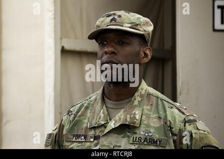 Sgt. Mayso Veranda mit der speziellen Truppen Bataillon, 300 Sustainment Brigade, posiert für ein Foto nach Abschluss der Air Assault Kurs am Lager Buehring, Kuwait, Jan. 15, 2019. Stockfoto