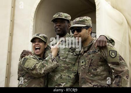 Sgt. Mayso Veranda nimmt ein Bild mit Kapitän Christina Calello und SPC. Andrew Cruz, alle mit der speziellen Truppen Bataillon, 300 Sustainment Brigade, nachdem er sein Studium an der Air Assault Kurs am Lager Buehring, Kuwait, Jan. 15, 2019. Stockfoto