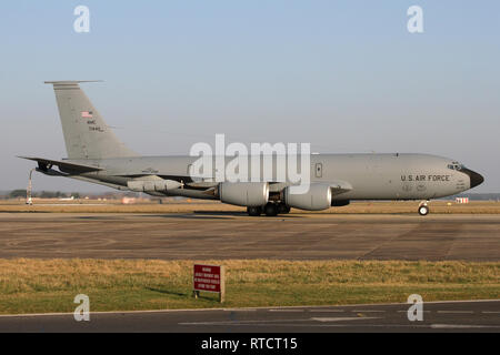 USAF KC-135 Stratotanker R aus Rollen auf die Rollbahn des RAF Mildenhall und Rückkehr zu parken. Stockfoto