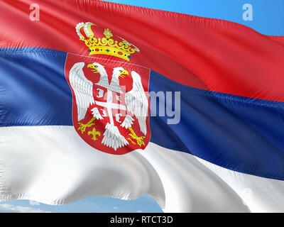 Flagge Serbien winken im Wind gegen den tiefblauen Himmel. Hochwertige Qualität aus. Stockfoto