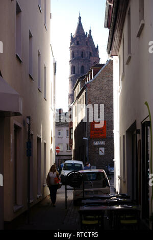 Worms, Deutschland - Oktober 13, 2018: eine enge Gasse in der Innenstadt von Worms mit einem Turm der Kathedrale St. Peter am 13. Oktober 2018 in Worms. Stockfoto
