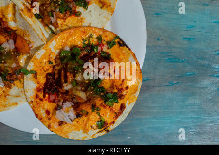 Frisch zubereitete Mexikanische Tacos auf Blau Tischplatte, von oben nach unten anzeigen, kopieren Raum Stockfoto