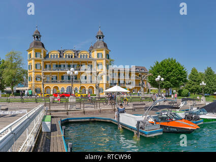 Falkensteiner Schlosshotel Velden, Velden am Wörther See, Österreich Österreich *** Local Caption *** Stadt, Dorf, Wasser, Sommer, Menschen, Schiffe, Boa Stockfoto