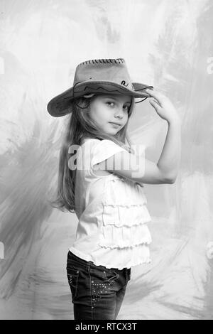 Kind oder Baby Mädchen im Sommer t-shirt und Cowboyhut auf bunten Abstract Background, Vintage Mode Stockfoto