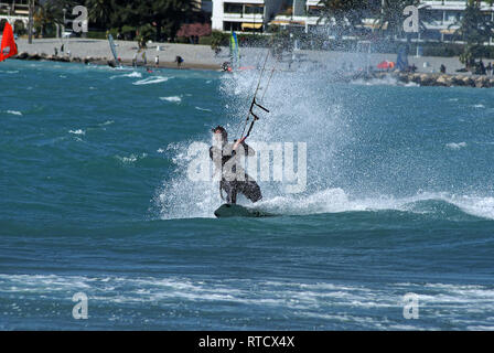 Kite boarder während einer windigen Tag am Ende des Winters in der Französischen Riviera. (St.-Laurent-du-Var Spot) Stockfoto