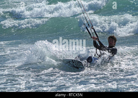 Kite boarder in die Wellen, während ein windiger Tag in Französische Riviera Stockfoto