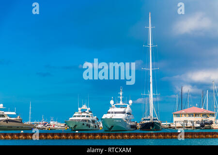 Yachten und Segelboote in der Marina in Marigot, der französischen Seite von Saint Marting Stockfoto