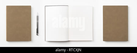 Designkonzept - Ansicht von oben aus hochwertigem braunen Notizbuch und Stift auf weißem Hintergrund für die Modellerstellung Stockfoto