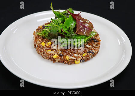 Rote Quinoa Salat mit gemischten Salat Stockfoto