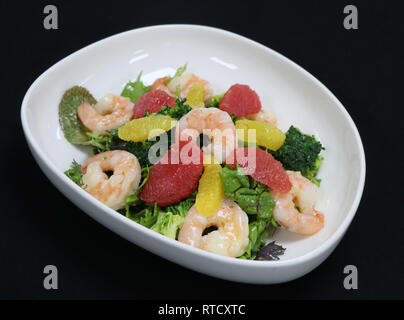 Garnelen und Zitrusfrüchte Salat in eine Servierschüssel Stockfoto
