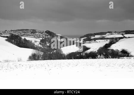 Eine verschneite Szene auf North Sands nach dem Tier aus dem Osten South Devon getroffen. Salcombe wurde dann durch Sturm Emma getroffen. Stockfoto