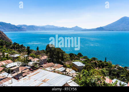 Blick über die Dächer in Santa Cruz la Laguna der Atitlan See & Toliman und Vulkane Atitlan, Guatemala, Mittelamerika Stockfoto