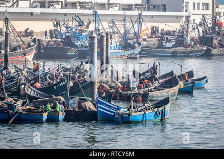 Hochsee- und Küstenfischerei Boote bei Anker im Hafen von Adadir, Marokko Stockfoto