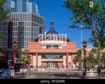 Calgary Skyline in der Nähe von Chinatown am 5. Juni 2016 in Calgary, Alberta, Kanada. Calgary's Chinatown befindet sich zwischen der Innenstadt und den Bow River. Stockfoto