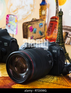 Bangkok, Thailand - 28. Februar 2019: Bild von Canon EOS RP spiegellosen Digitalkamera mit Kit Objektiv Canon EF 24 mm f/4L IS USM Objektiv. Die Neue lauche Stockfoto