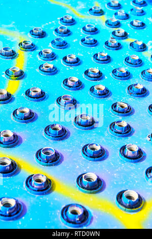 Nahaufnahme einer Gruppe der gebrochenen LED-Lampen noch in der Buchsen zu einem bunten blauen und gelben Hintergrund geklebt Stockfoto