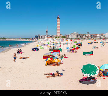 Praia do Paredão, Farol da Barra, Strand und Leuchtturm, Praia da Barra, Aveiro, Portugal Stockfoto