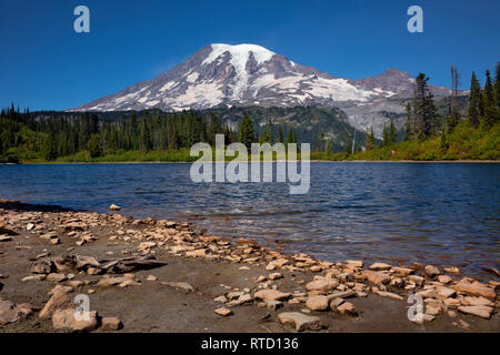 WASHINGTON - Blick auf den Mount Rainier von Bank See in Mount Rainier National Park. Stockfoto