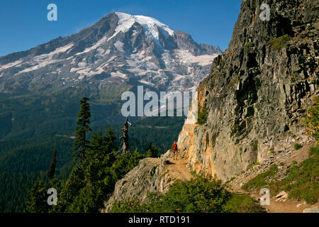 WA 15830-00 ... WASHINGTON - Wanderer nähert sich Pinnacle Sattel auf dem Pinnacle Peak Trail im Mount Rainier National Park. Stockfoto