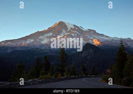 WA 15834-00 WASHINGTON - Sonnenuntergang am Mount Rainier von Ricksecker Punkt in Mount Rainier National Park gesehen. Stockfoto