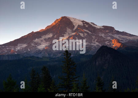 WA 15835-00 WASHINGTON - Sonnenuntergang am Mount Rainier von Ricksecker Punkt in Mount Rainier National Park gesehen. Stockfoto