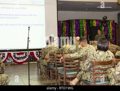 CAMP LEMONNIER, Dschibuti - Marine Kapitän Donald Wilkinson, US-Flotte Kommando (USFF), spricht zu uns bereitgestellten Service Mitglieder zum Camp Lemonnier und Combined Joint Task Force-Horn von Afrika zugeordnet, bei Beginn der USFF destruktivem Verhalten Training Workshop hier, 19.02.2019. Camp Lemonnier ist ein Einsatzorientiert Ufer installation, USA ermöglicht, Verbündeten und Partner nation Kräfte, wo und wann sie benötigt werden Sicherheit und Stabilität in Europa, Afrika und Südwestasien zu gewährleisten. Stockfoto