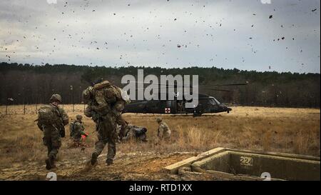 Ein Fallschirmjäger ab 1 Battalion, 505Th Parachute Infantry Regiment, 3. Brigade Combat Team, 82nd Airborne Division trägt einen simulierten Unfall zu einem medizinischen Evakuierung Hubschrauber durch Mitglieder der 82nd Combat Aviation Brigade pilotiert. Stockfoto