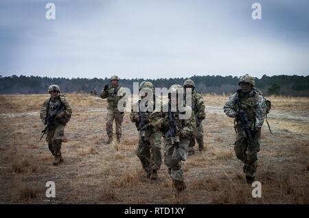 Fallschirmjäger zugeordnet zu Unternehmen A, 1st Battalion, 505Th Parachute Infantry Regiment, 3. Brigade Combat Team, 82nd Airborne Division zwischen den Gebäuden während der Firma's live-fire Übung durchgeführt. Februar 19, 2019 gebunden. Stockfoto