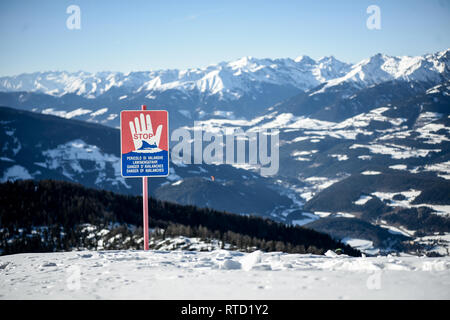 Kronplatz, Südtirol, Italien - 15. Februar 2019: Gefahr von Lawinen Warnschild auf verschneiten Berghang in Kronplatz Skigebiet Kronplatz Resort Stockfoto