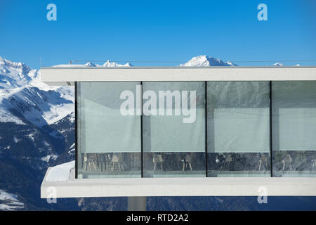 Kronplatz, Südtirol, Italien - 15. Februar 2019: LUMEN - Museum der Berg Fotografie und AlpiNN Restaurant am Kronplatz Skigebiet Kronplatz re Stockfoto