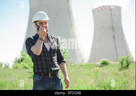 Porträt von einem Baumeister, Ingenieur, der mit einem Walkie talkie in der Hand. Stockfoto