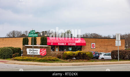 HICKORY, NC, USA -2/28/19: Teil des Campus der Heilsarmee, auf Lenoir - Rhyne Blvd., zeigt die Store und ein Straßenschild. Stockfoto