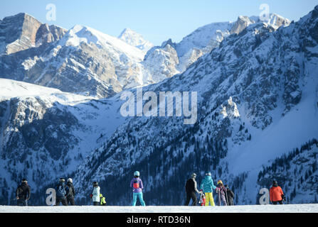 Kronplatz, Südtirol, Italien - 15. Februar 2019: die Menschen genießen Skifahren am Kronplatz Kronplatz in die verschneiten Dolomiten auf einen schönen s Stockfoto