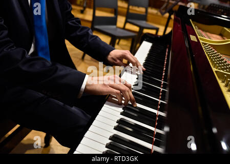 Professioneller Pianist, ein Stück auf einem Flügel. Stockfoto