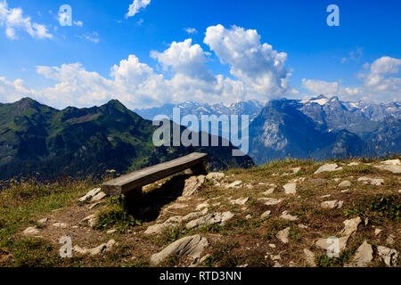 Werkbank aus Holz zum Ausruhen auf der Spitze des Berges in der Nähe von Fronalpstock, Schweiz Stockfoto