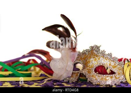 Karneval Party Konzept. Maske, Luftschlangen und Konfetti vor weißem Hintergrund Stockfoto