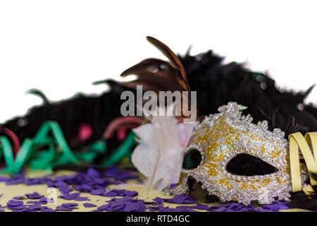 Karneval Maske, Serpentinen und Konfetti vor weißem Hintergrund Stockfoto