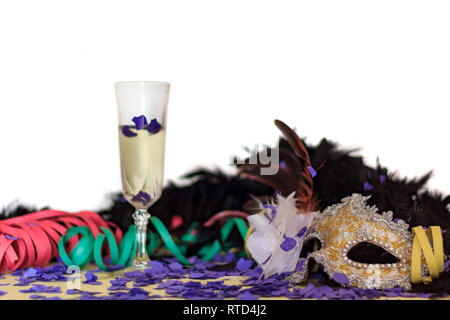 Karneval Maske, Serpentinen, Konfetti, Glas Champagner. Bunte party Hintergrund mit Kopie Raum Stockfoto