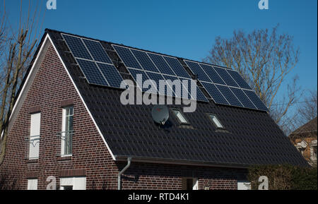 Sonnenkollektoren auf dem Dach des Hauses. Norde. Ostfriesland. Niedersachsen. Deutschland. Stockfoto